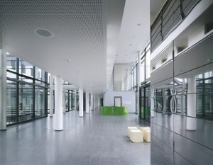 Das Foyer des Bonner Forschungszentrums caesar mit Empfangstheke. Das Foyer kann auch von externen Interessenten für Veranstaltungen  angemietet werden.